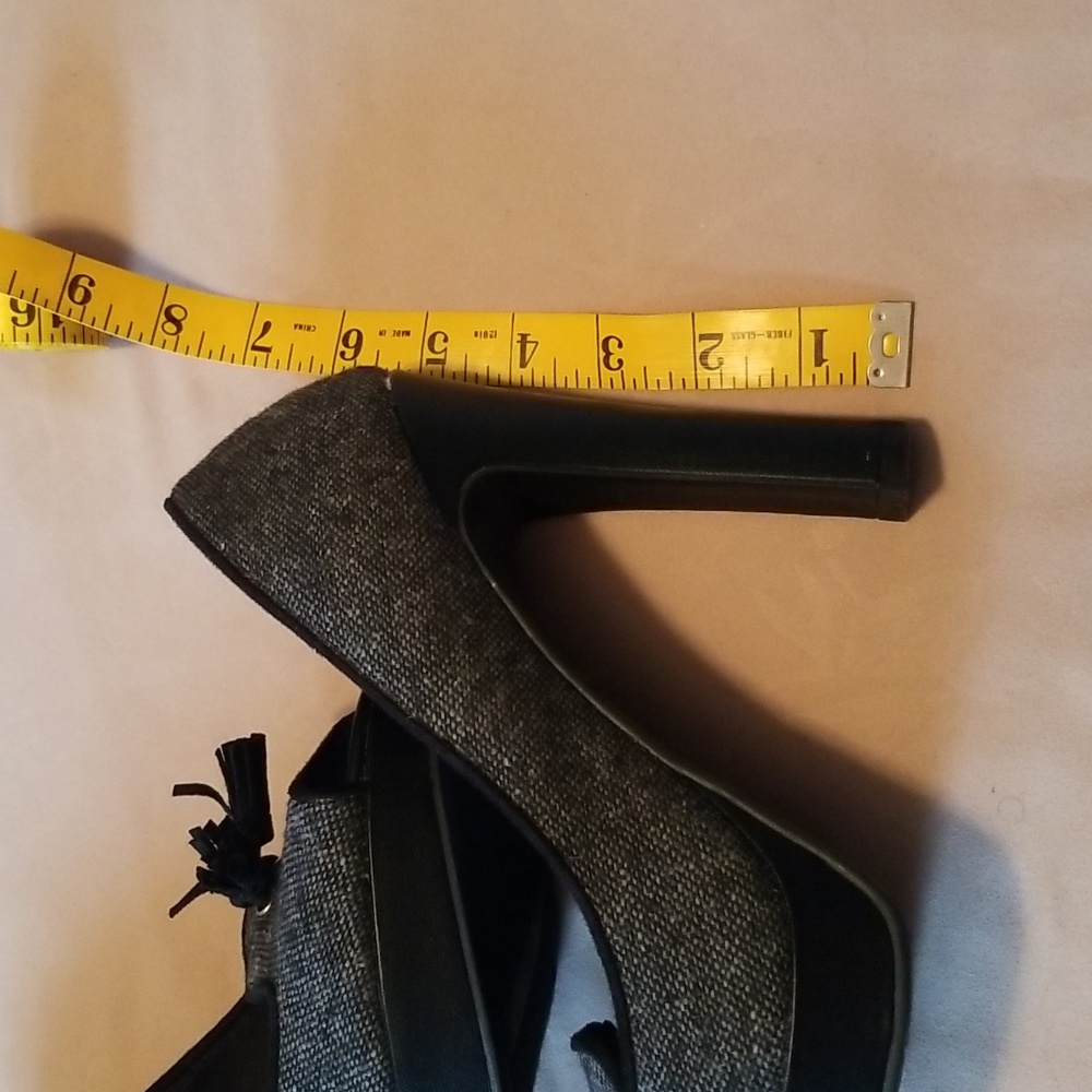 Beautiful, open-toe and tasseled heels - Picture 5 of 8